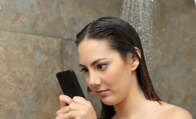 Smartphone unter der Dusche - HOYO Hülle ist die Lösung dafür