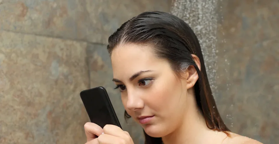 Smartphone unter der Dusche - HOYO Hülle ist die Lösung dafür